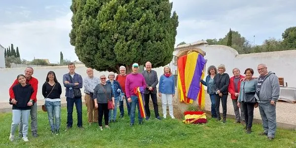 Alternativa Altafulla commemora el 91è aniversari de la proclamació de la II República amb l’ofrena floral al monòlit del cementiri