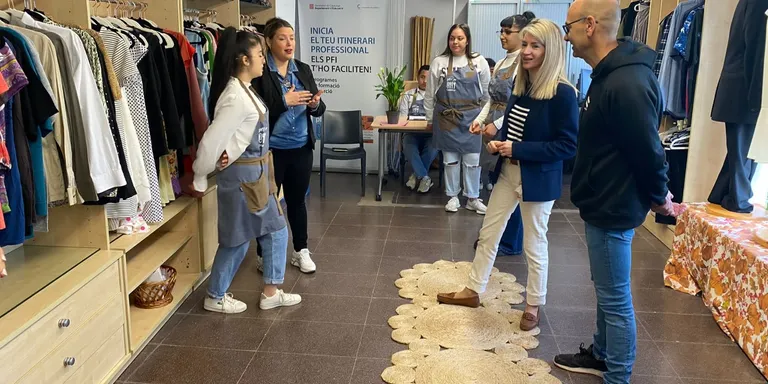 L’alumnat del PTT de Vendes de Cambrils inaugura una botiga de roba de segona mà