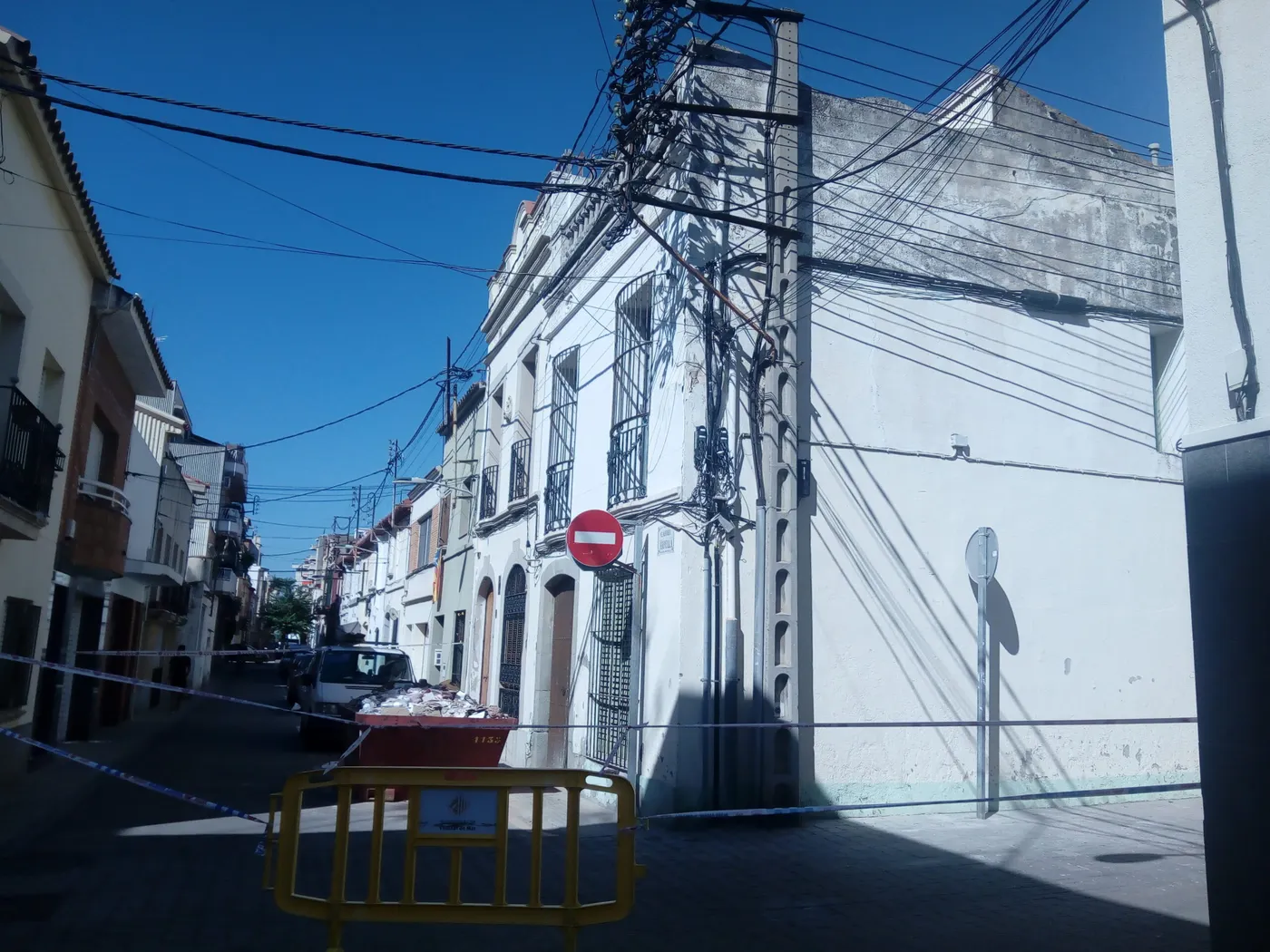 Aquest passat dimecres va caure el mur intern que separava dues vivendes al carrer Arpella