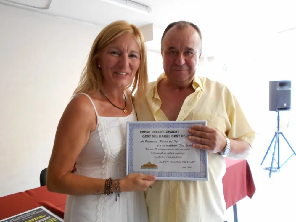 L'alcaldessa, Ana Maria Martínez, amb el director de Raíces del Sur, Toni Sevilla. Foto: Associació