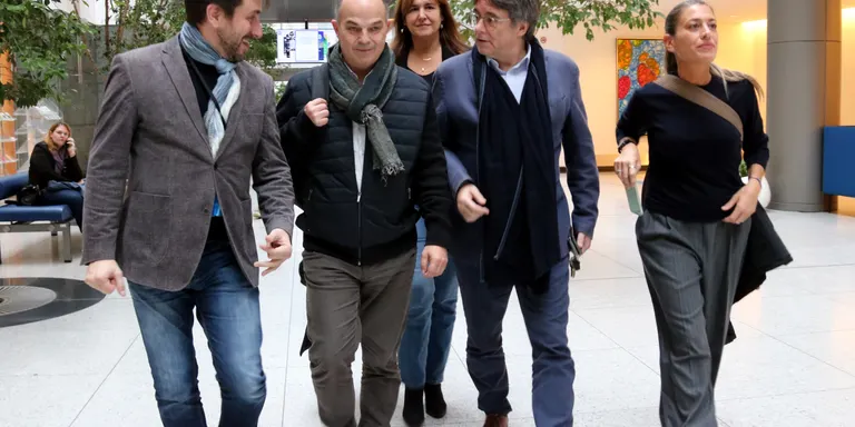 Junts i PSOE arriben a un pacte per a la investidura que la cúpula del partit de Puigdemont preveu ratificar avui