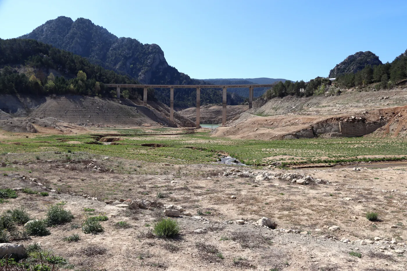 <strong>Els embassaments del sistema Ter-Llobregat cauen per sota dels 100 hectòmetres cúbics, que és el límit que es va marcar el Govern per declarar l'emergència per sequera</strong>