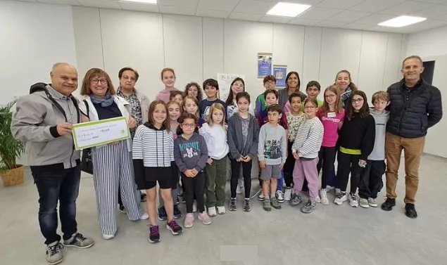 L'Escola Arrels lliura a Fènix 812 euros de la Fira de la Solidaritat i una xocolatada solidària