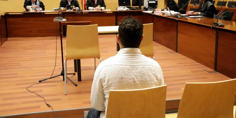 Un acusat de violar una noia de 17 anys quan dormia a la caravana d'un càmping a Riudarenes afronta 8 anys de presó