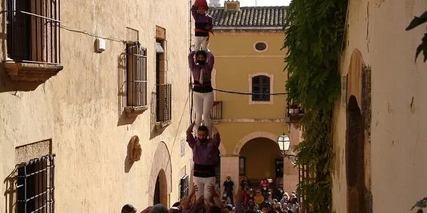Els Castellers d’Altafulla culminen el pilar caminant per les escales