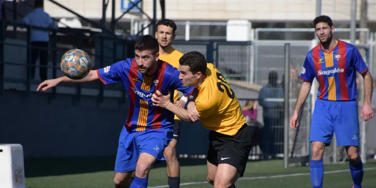 Cop d'autoritat del CF Caldes, que guanya amb solvència el Torelló (3-0) i s'escapa tres punts en el liderat