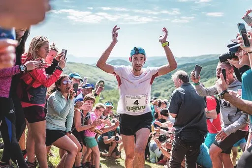 Kilian Jornet, envoltat d'espectadors a la Zegama-Aizkorri 2019 (Foto: Salomon Running)