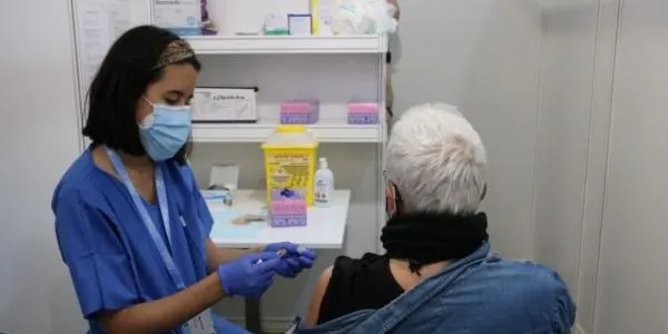Les persones de 70 a 79 anys del Camp de Tarragona ja han començat a rebre les citacions per poder vacunar-se