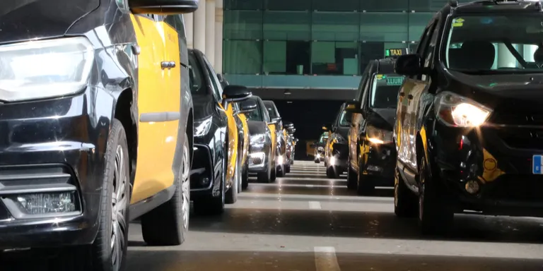 Centenars de taxistes es manifesten a l’aeroport del Prat per exigir més vigilància contra els conductors ‘pirates’