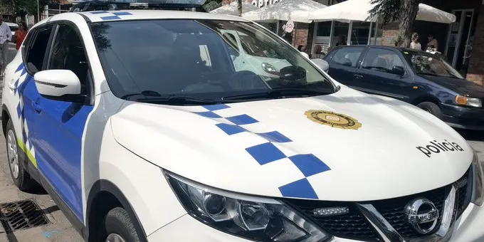 La Policia Local ha detingut, aquest dilluns a la matinada, dues persones per un presumpte delicte de robatori amb violència i intimidació