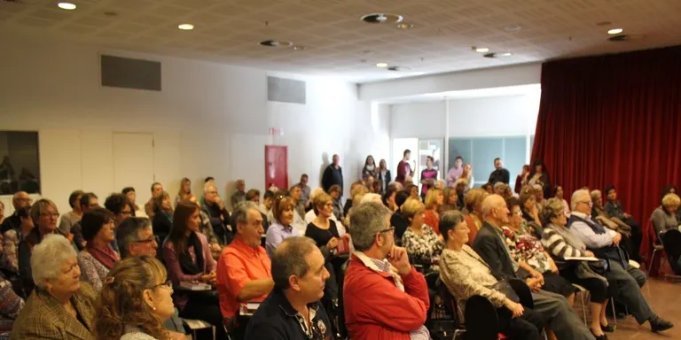 Graci Pérez omple l’auditori de la biblioteca en la presentació de “Silencios rotos”