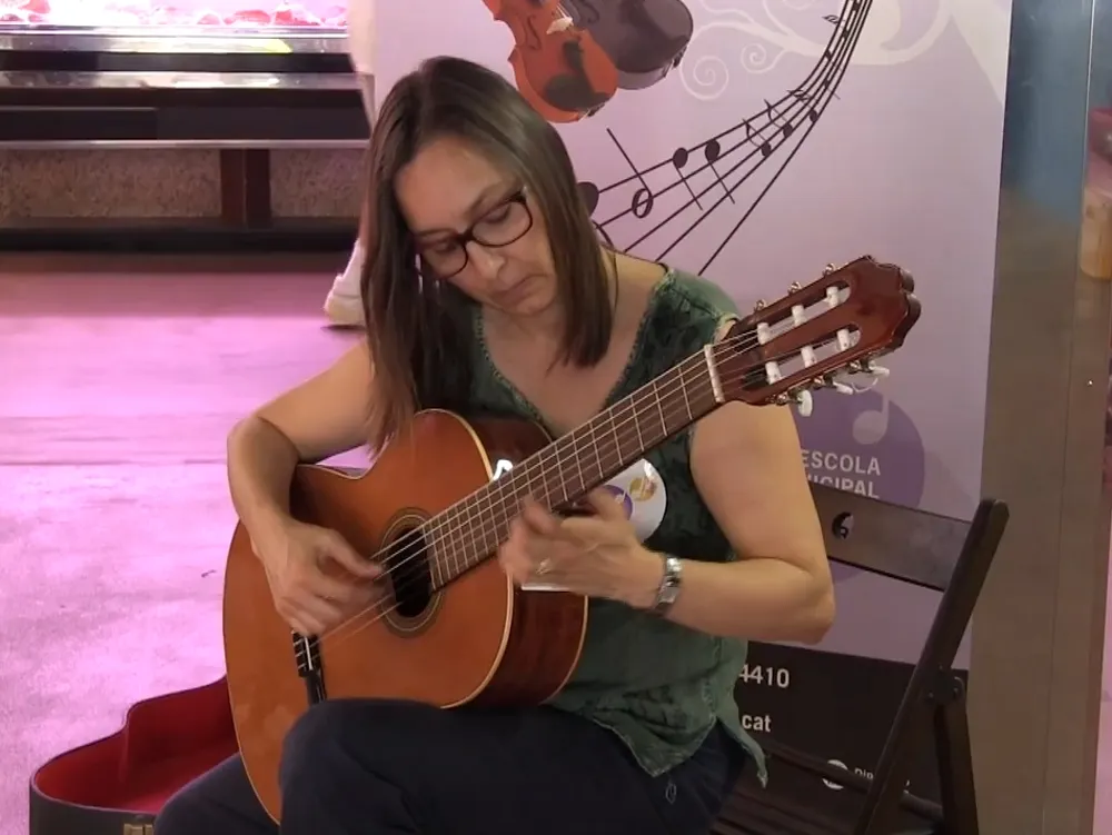 VÍDEO La Pere Burés surt al carrer pel Dia de la Música