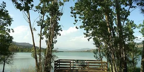Les zones de bany d'aigua dolça de Terradets i Sant Antoni, més a prop amb el tren