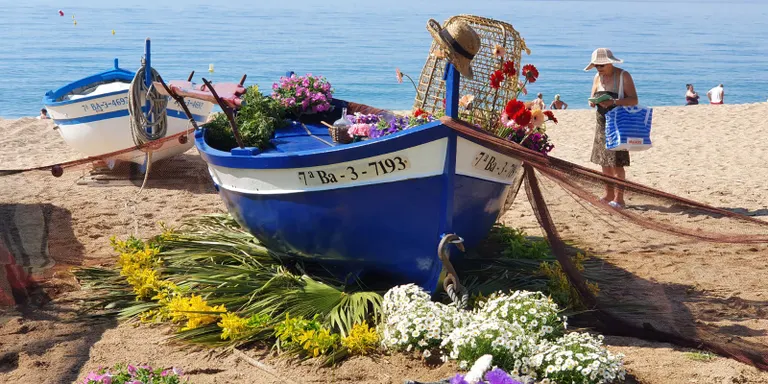 El 'Pineda Mar de Flors' omple de color i d'obres molt originals el centre de Pineda