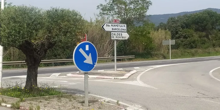 La parada de bus de l'entrada de Can Valls es traslladarà aquest estiu del marge de la C-59 al Passeig de Circunval·lació per augmentar la seguretat dels usuaris