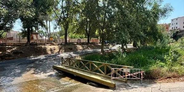 El Catllar estrena un nou pont de fusta sobre el riu Gaià a la Torre d’en Guiu