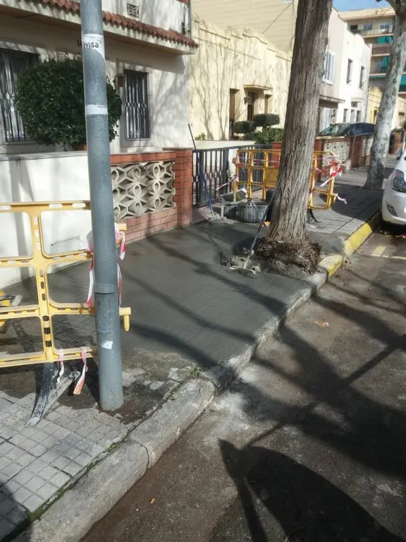 L’Ajuntament està reparant voreres de diferents carrers del Barato