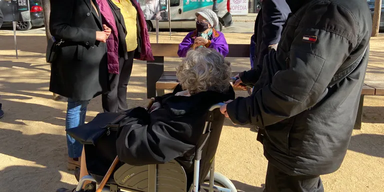 Meritxell Budó (Junts) visita Pineda en el primer acte local de campanya de la formació