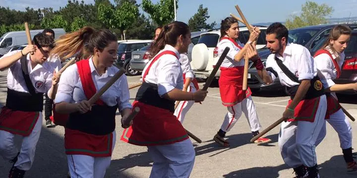 Els Bastoners de Caldes fan 24 anys i ho celebren amb una actuació especial pel centre de Caldes