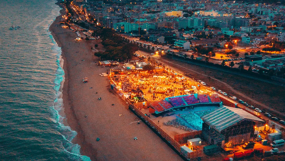 Porta oberta a la celebració d'Arts d'Estiu a la platja de Pineda, després de la reunió d'aquest matí a Barcelona