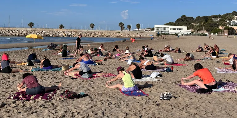 Torna la gimnàstica de manteniment a la platja de la Paella