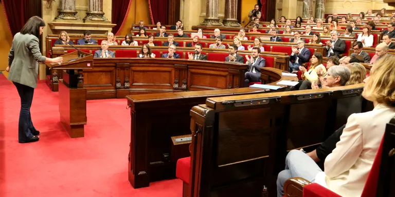 PSC, ERC, JxCat i ECP lloen l'acord pel català i el Parlament tramita la nova llei per lectura única