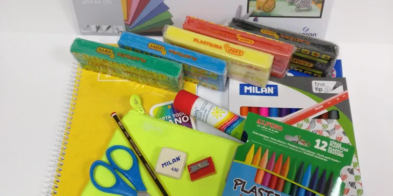 L'Ajuntament distribueix lots de material escolar bàsic als centres educatius de Caldes