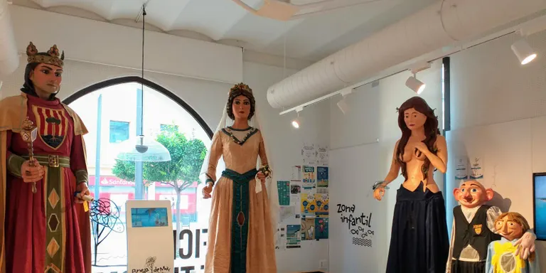 Aquests dies podeu anar a visitar els Gegants de Pineda a l'Oficina de Turisme