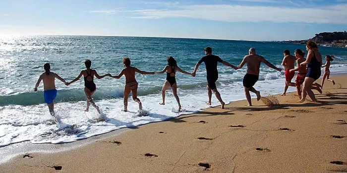 Una trentena de persones s'han tirat a l'aigua en la primera banyada de l'any 2018