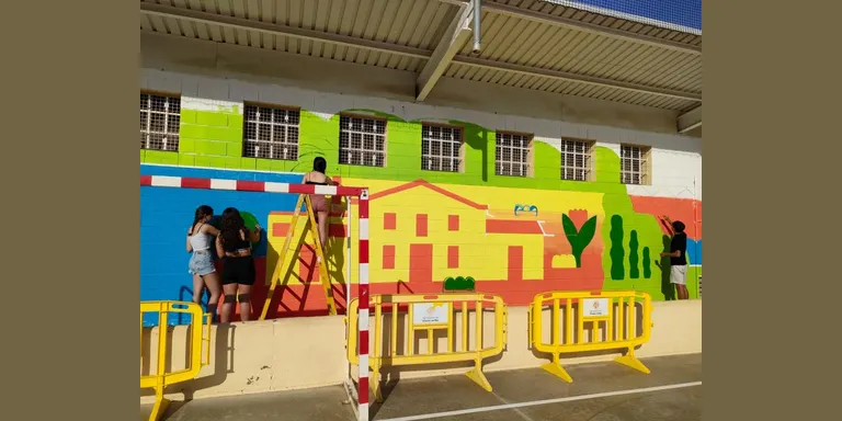 Alumnes dels dos instituts pinten murals a les escoles del poble