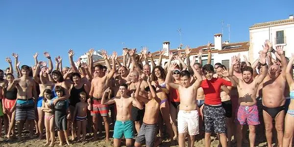 Més de 300 persones participen a la novena edició del 1r Bany de l’Any d’Altafulla