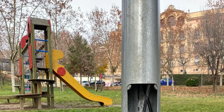 Un nou robatori de cable dels fanals torna a deixar el parc de l'Hort del Bisbe a les fosques