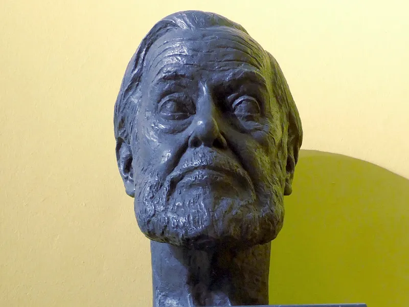 Bust de Joan Oliver, poeta més conegut pel seu pseudònim, Pere Quart / foto: Banyeres