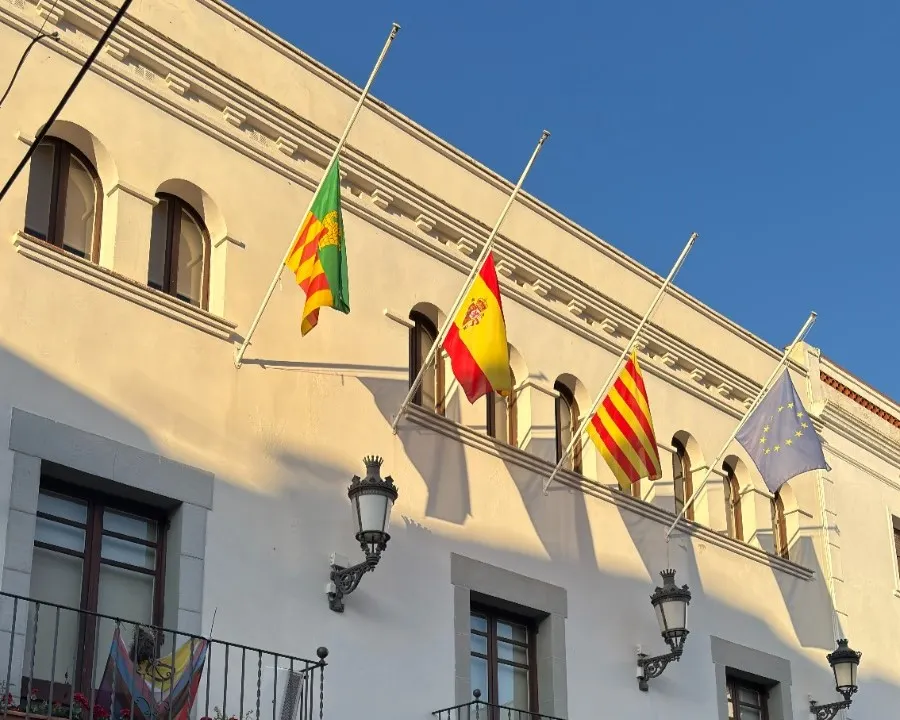 Banderes onejant a mig pal en senyal de dol