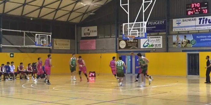 Victòria del sènior A de l'Arenys Bàsquet davant del Tarragona