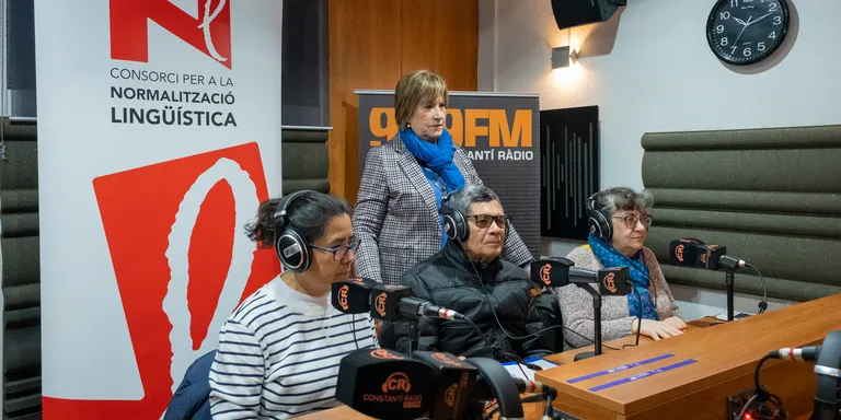 Alumnes de català de diferents nacionalitats participen d'un programa especial a Constantí Ràdio per celebrar el Dia Internacional de la Llengua Materna