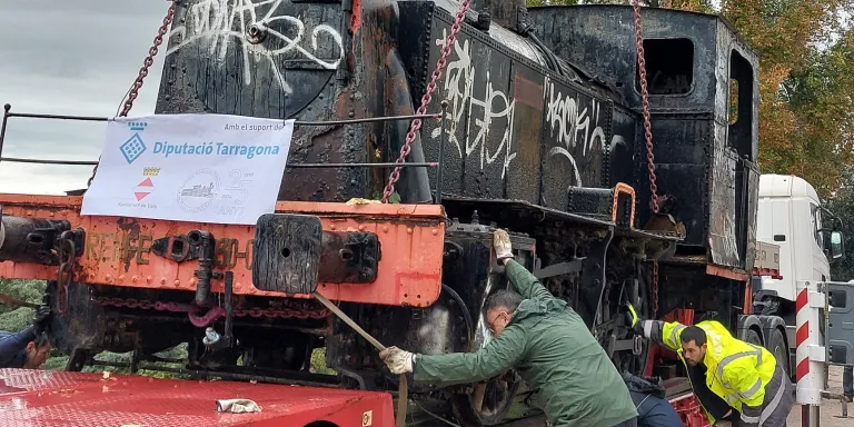 La locomotora de vapor de Valls es trasllada al Museu del Ferrocarril de Móra la Nova