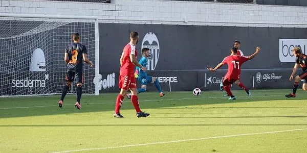 El Nàstic guanya el Valencia Mestalla amb dos gols de Luis Suárez