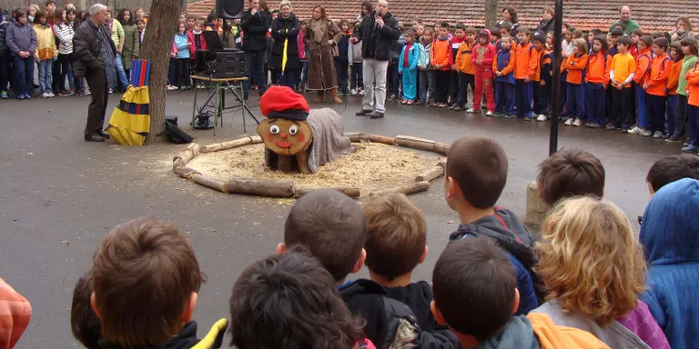 L'Escola Albert Vives lliura al Banc dels Aliments els productes procedents del Tió Solidari