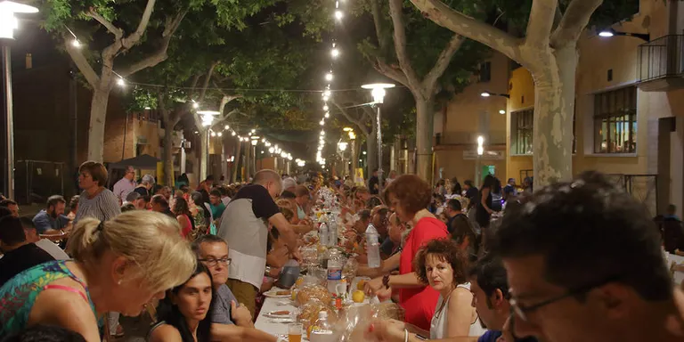 Sopars a l'exterior i endarrerir el toc de queda a les 23 hores