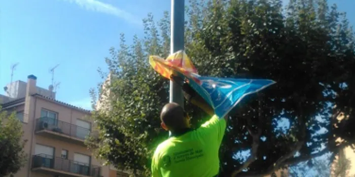 El PP denuncia l'Ajuntament d'Arenys de Mar per despenjar les banderes que havia col·locat