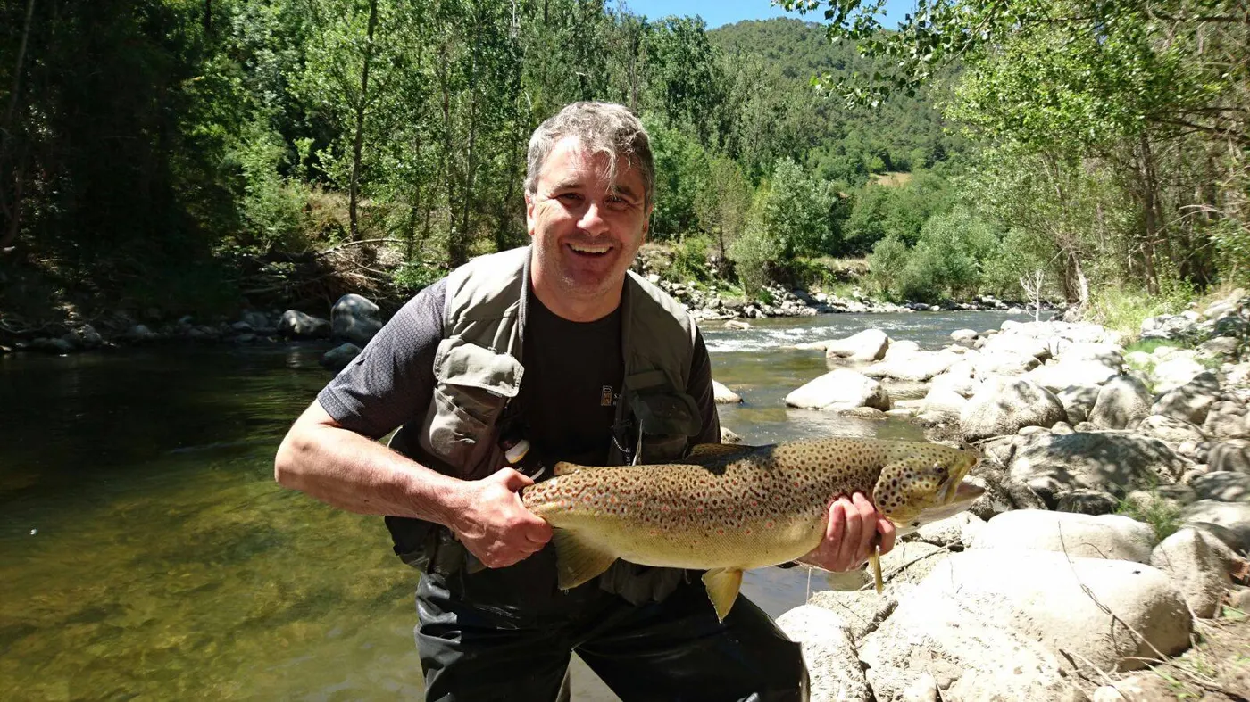 El pescador Vicente Ferrer, amb la peça més gran capturada al Campionat d'Espanya 2016, al Segre