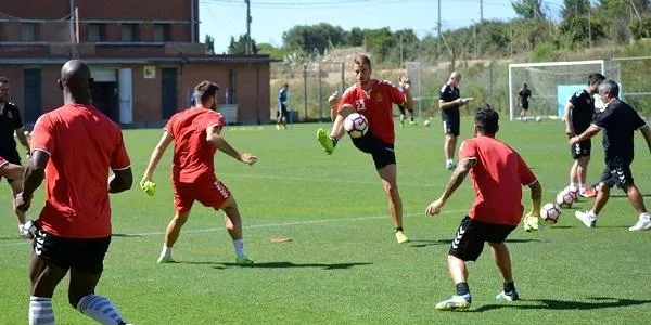 El Nàstic afronta contra el Girona la primera de les tres finals que han de certificar la seva salvació