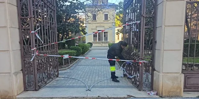 Les fortes ratxes de vent obliguen a tancar els parcs públics de la ciutat