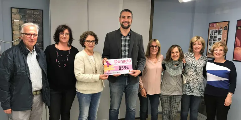 Entreguen 859 euros a l'AECC recollits gràcies a la paella solidària