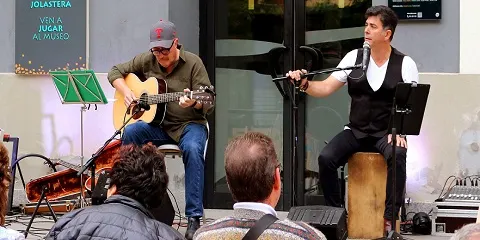 MÚSICA AL AIRE LIBRE EN LA CALLE ESCUELAS