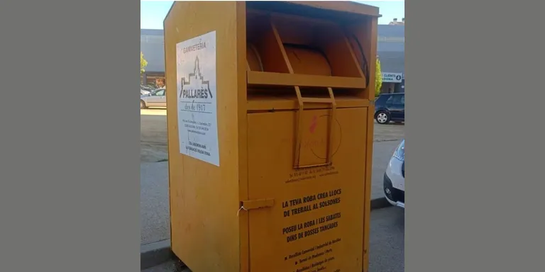 Els Mossos detenen l'autor dels robatoris dels contenidors de roba de segona mà de Volem Feina