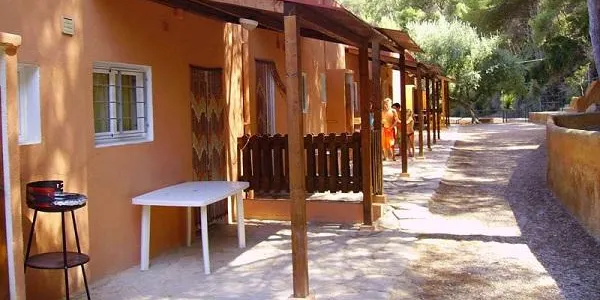 El Càmping Trillas obre les seves portes a les famílies d’un edifici del barri de Campclar que s’han quedat sense subministrament elèctric