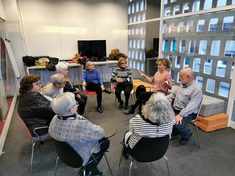 Els tallers tenen lloc a la sala 'chill out' de la biblioteca