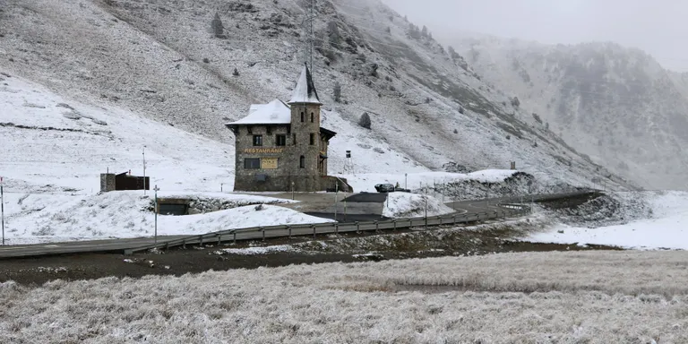 La neu torna a emblanquinar les cotes altes del Pirineu